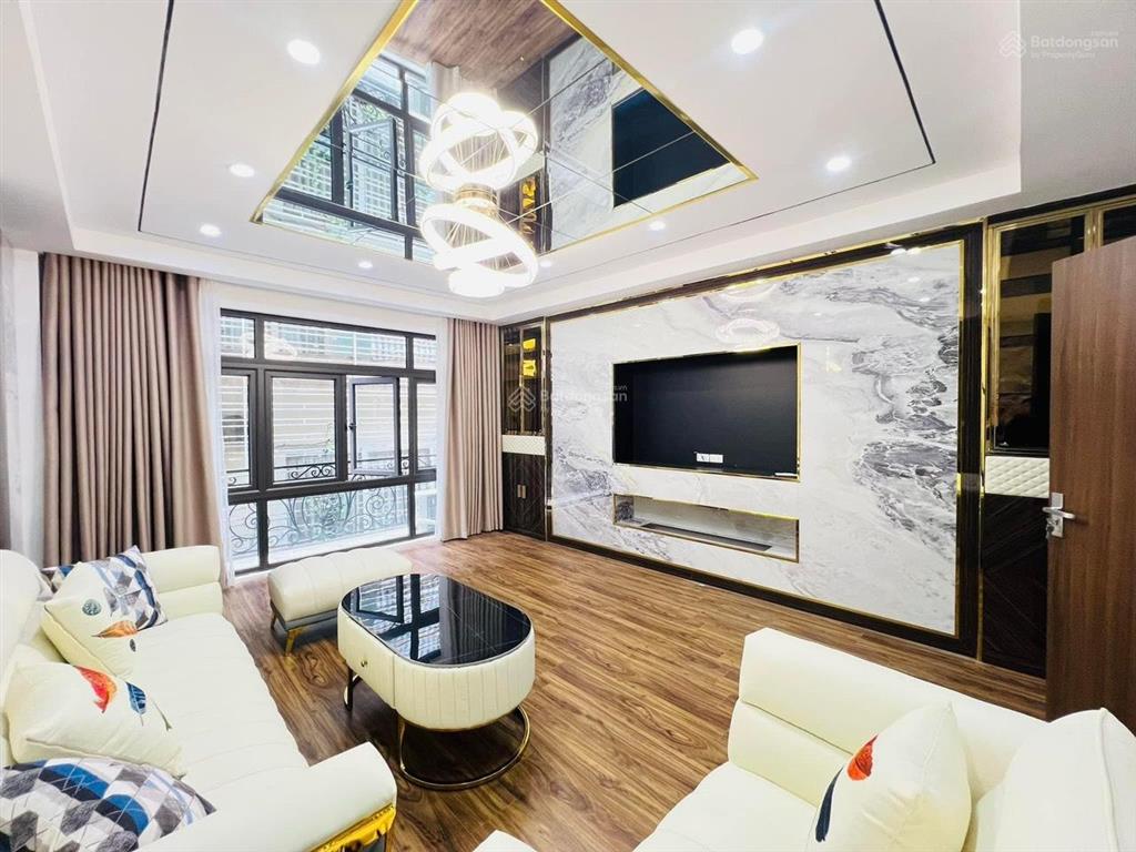 Cho thuê nhà lạc long quân  tây hồ 200m2 4 tầng thang máy có sân vườn, nội thất cao cấp, 45tr/th