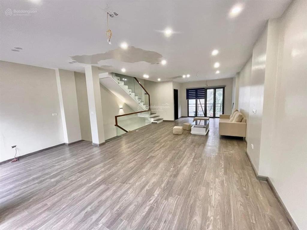 Cho thuê nhà mới toanh hoàng cầu  đống đa 80m2 5 tầng, gara ô tô, phân lô, hợp văn phòng, đào tạo