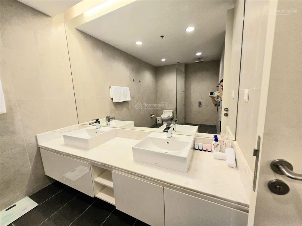 Cho thuê căn hộ 2 phòng ngủ diện tích rộng  full nội thất  tầng cao, view cầu sông hàn