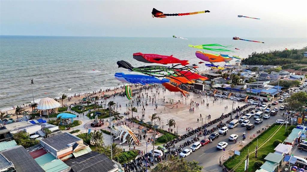 Bán gấp căn nhà 3 mặt tiền view biển phước hải brvt siêu đẹp ngang 5,7x19 nở hậu 5,9m giá chỉ 11tỷ