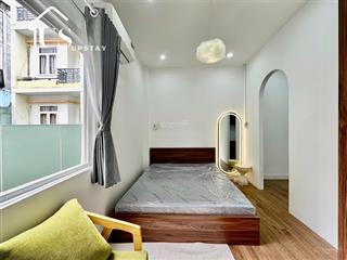 Studio dạng 1 phỏng ngủ tách bếp full nội thất có cửa sổ lớn thoáng mát nằm ngay trung tâm quận 10