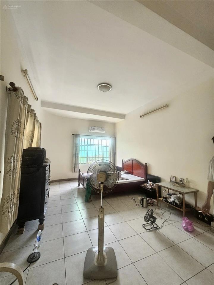 Bán biệt thự sân vườn 330m2(10x33), đường 12m  view sông và land mark 81  chỉ 17 tỷ tl