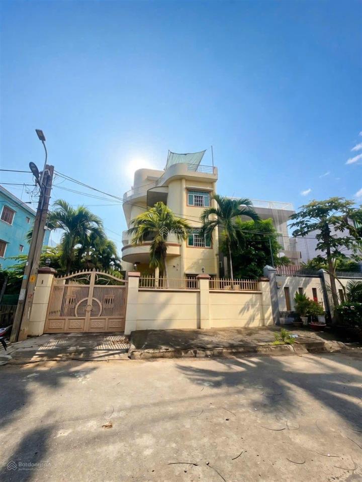 Bán biệt thự sân vườn 330m2(10x33), đường 12m  view sông và land mark 81  chỉ 17 tỷ tl