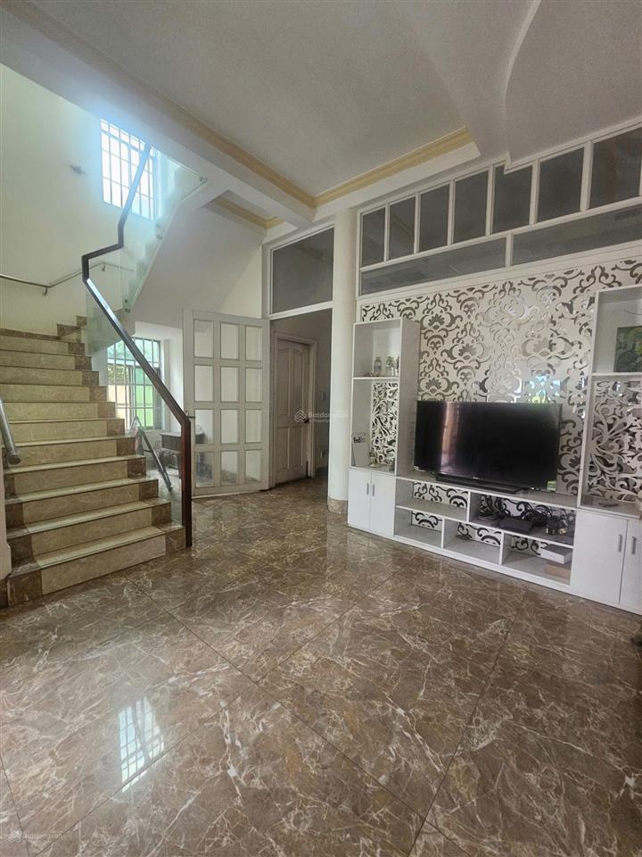 Bán biệt thự sân vườn 330m2(10x33), đường 12m  view sông và land mark 81  chỉ 17 tỷ tl