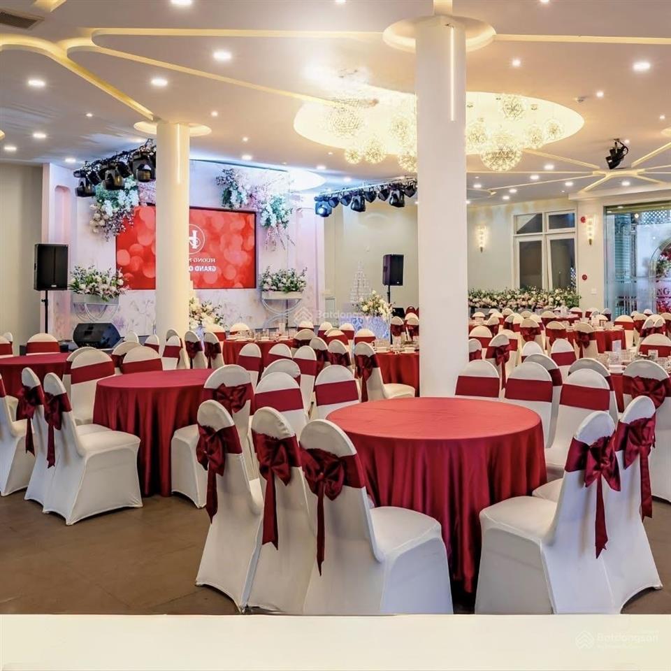 Khách sạn trung tâm đà lạt 42 phòng kinh doanh  sân đậu xe diện tích lớn