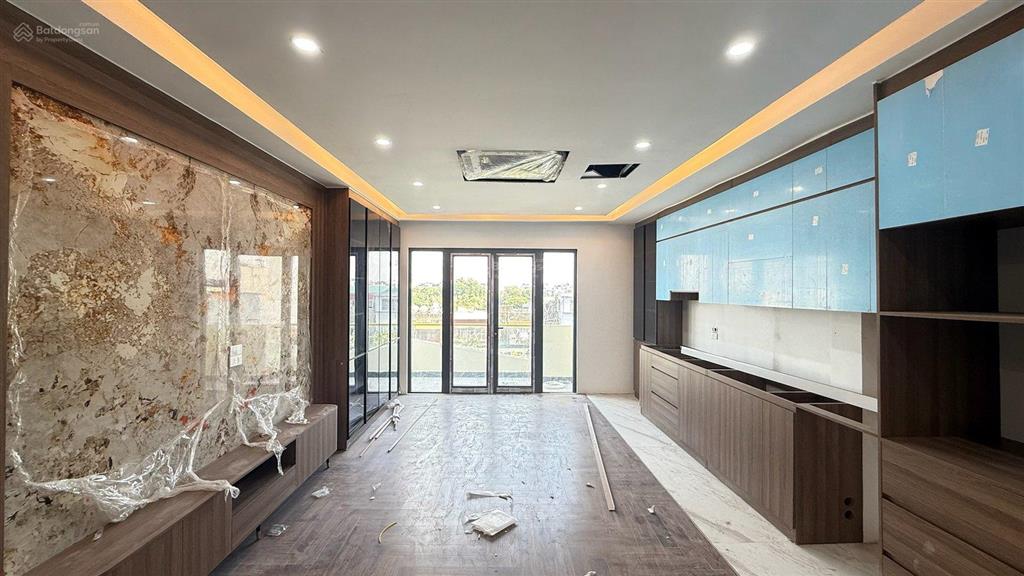 8 tầng thang máy  ô tô đỗ cửa  2 mặt ngõ trước sau  vừa ở vừa kinh doanh phố kim mã