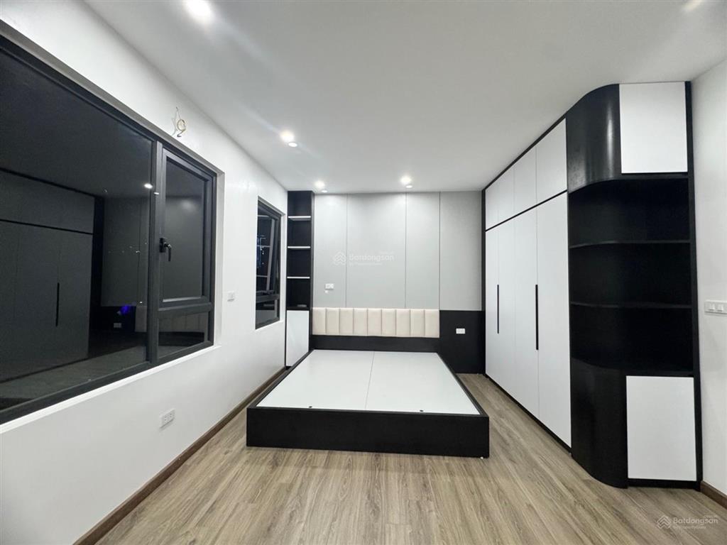 Nhà mới 6 tầng  thang máy  nội thất cao cấp  gần ô tô tránh  gia quất bồ đề  khách xem là chốt