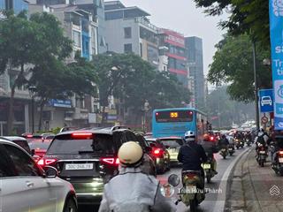 Tòa văn phòng hơn 150m  ngã tư hồng tiến  nguyễn văn cừ. 5 tầng thang máy . dòng tiền 200tr/th.