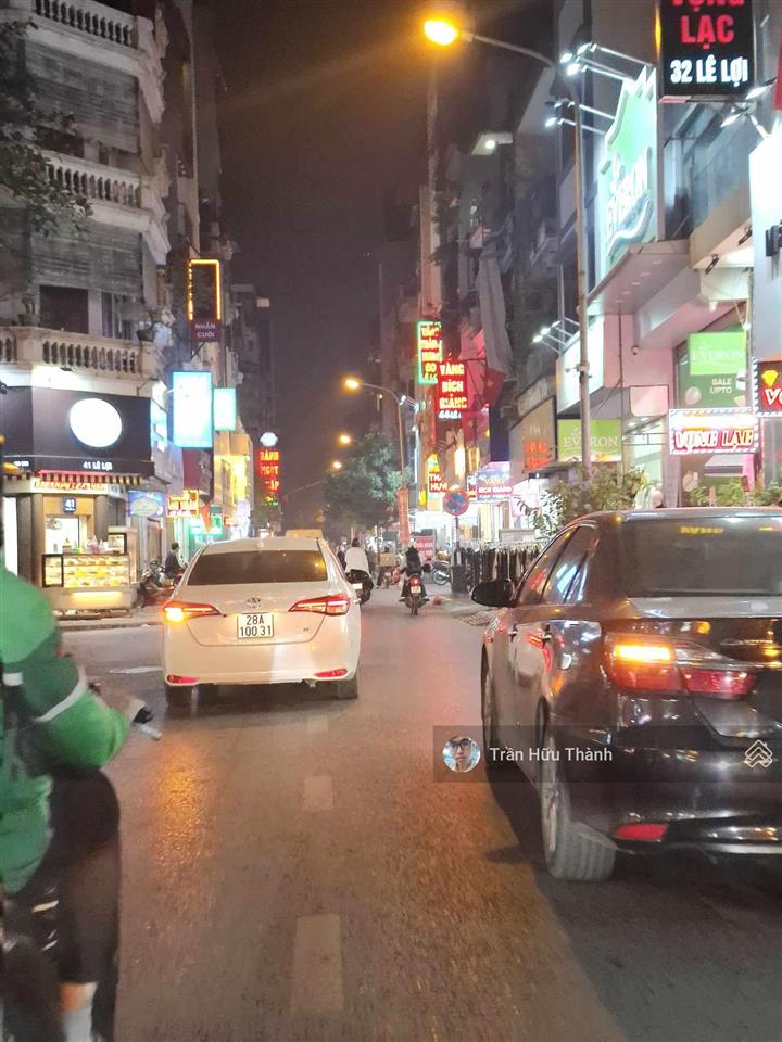 Lô góc  6 tầng  3 mặt thoáng, view hồ. vỉa hè bóng đá. sẵn dòng tiền 150tr/ tháng. giá 5x tỷ