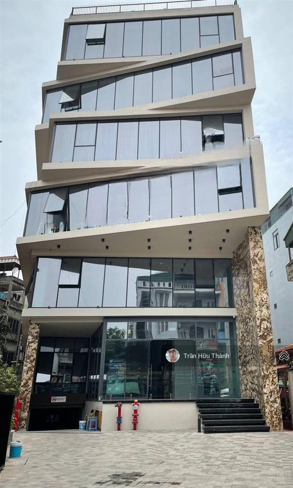 Tòa building  7 tầng  lô góc. 3 mặt thoáng  kinh doanh  vỉa hè. giá 5x tỷ.