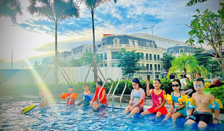 Bán căn hộ charm city 2pn 2wc full nội thất đẹp view hồ bơi giá chỉ 2,58 tỷ sổ sẵn công chứng ngay