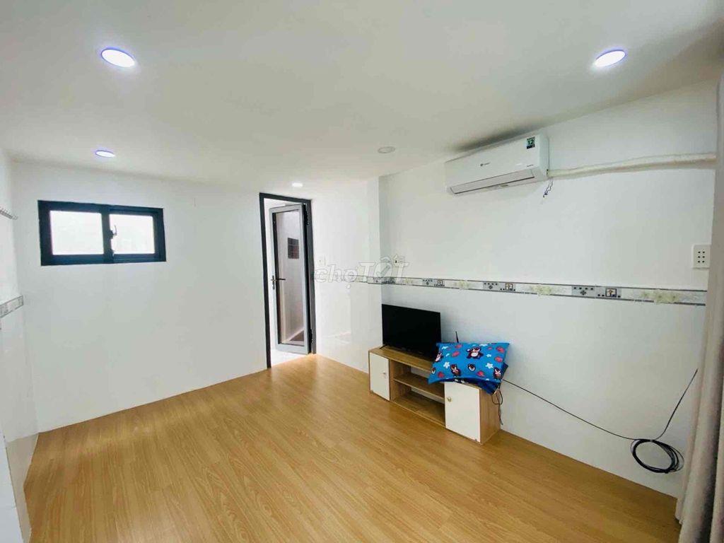 nhà đẹp nhỏ gọn ở ngay- ra sân bay 5 phút. về Bình thạnh 7p