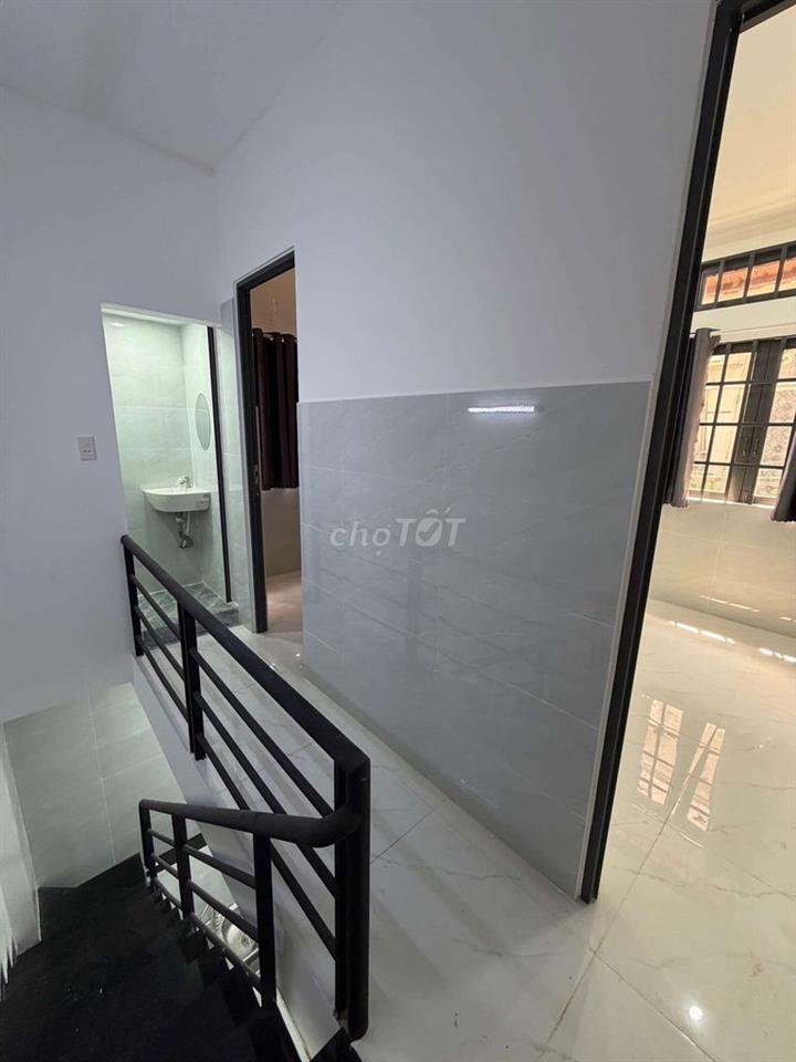 LÔ GÓC THOÁNG, 2 TẦNG NGAY PHỐ OTO CHẾ LAN VIÊN