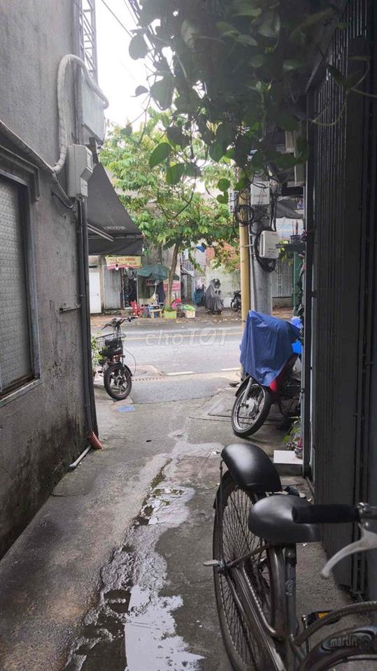 Sát mặt tiền đường, ngay trung tâm quận 11.