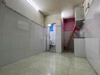 Sát mặt tiền đường, ngay trung tâm quận 11.