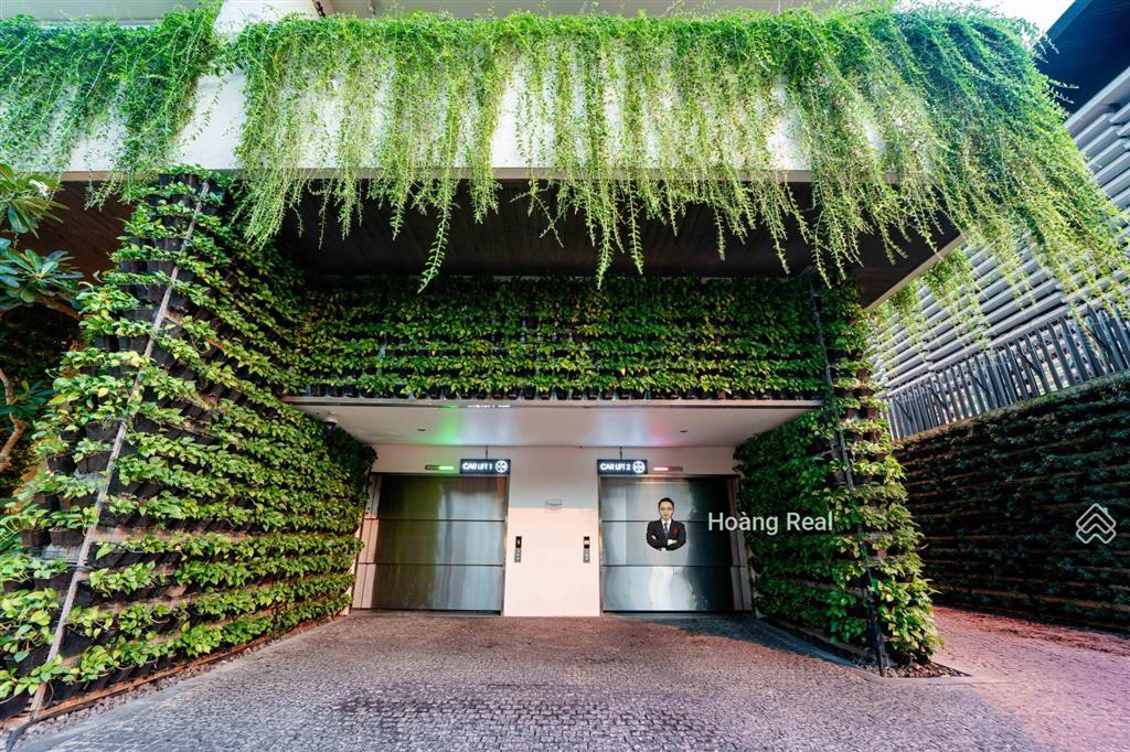 Căn 4 phòng ngủ, 209m2  thang máy riêng, full nội thất  tầng cao  giá tốt t5