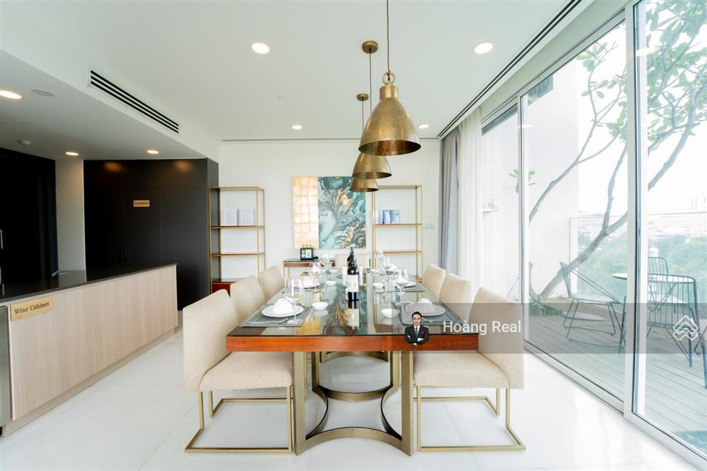 Căn 4 phòng ngủ, 209m2  thang máy riêng, full nội thất  tầng cao  giá tốt t5