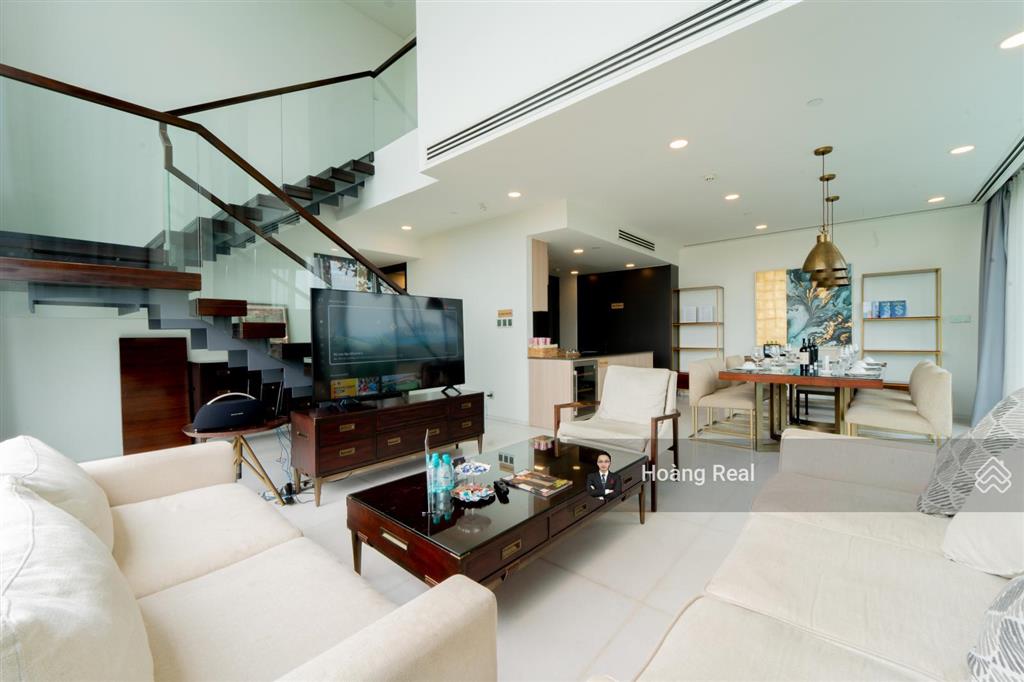 Căn 4 phòng ngủ, 209m2  thang máy riêng, full nội thất  tầng cao  giá tốt t5