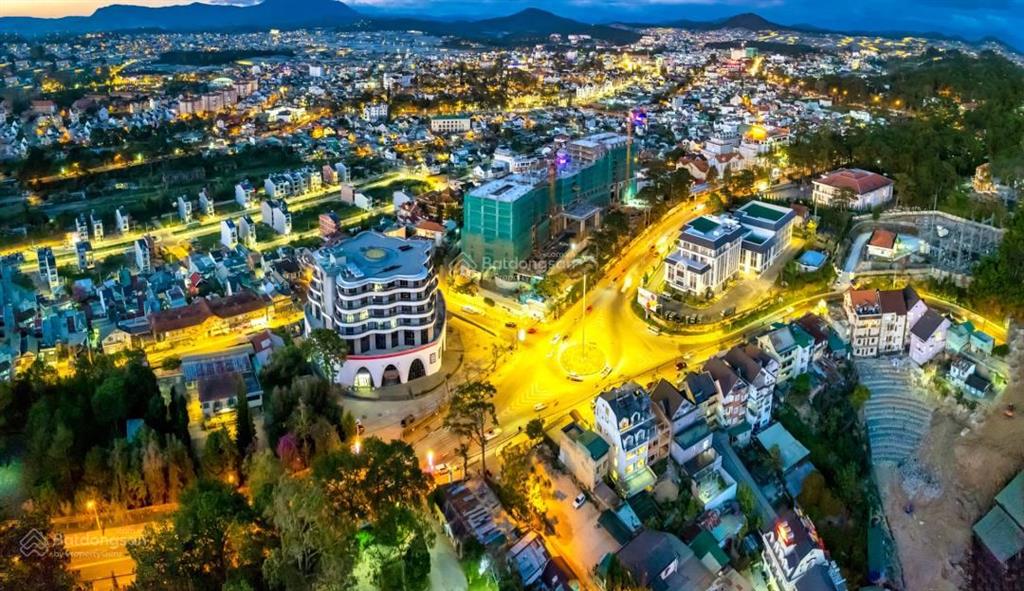 Cho thuê villa 1100m2 đường hùng vương  thích hợp kinh doanh nhà hàng cao cấp. hiện trạng mới, đẹp