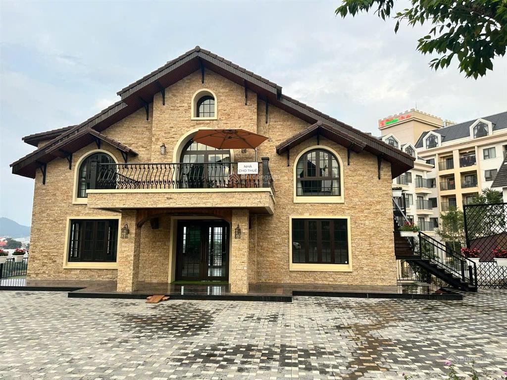 Cho thuê villa 1100m2 đường hùng vương  thích hợp kinh doanh nhà hàng cao cấp. hiện trạng mới, đẹp