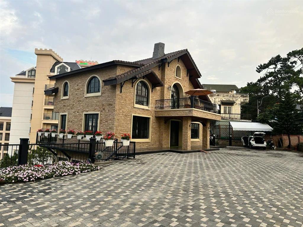 Cho thuê villa 1100m2 đường hùng vương  thích hợp kinh doanh nhà hàng cao cấp. hiện trạng mới, đẹp