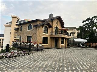 Cho thuê villa 1100m2 đường hùng vương  thích hợp kinh doanh nhà hàng cao cấp. hiện trạng mới, đẹp