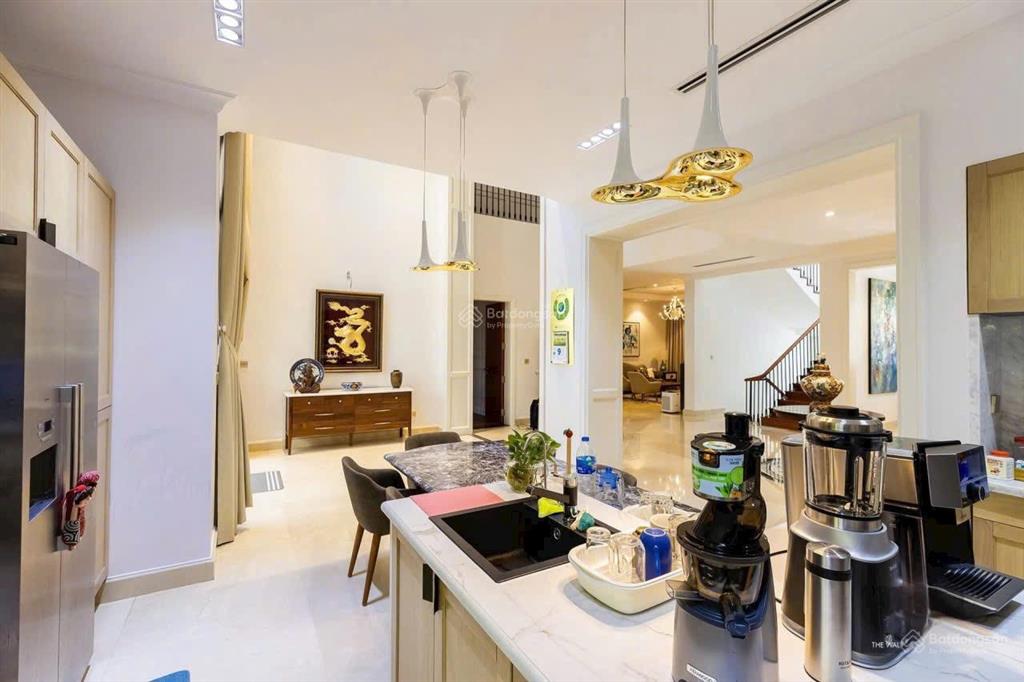 Nổi bật! cho thuê dinh thự xd 675m2 có hồ bơi riêng  full nội thất tại khu chateau pmh