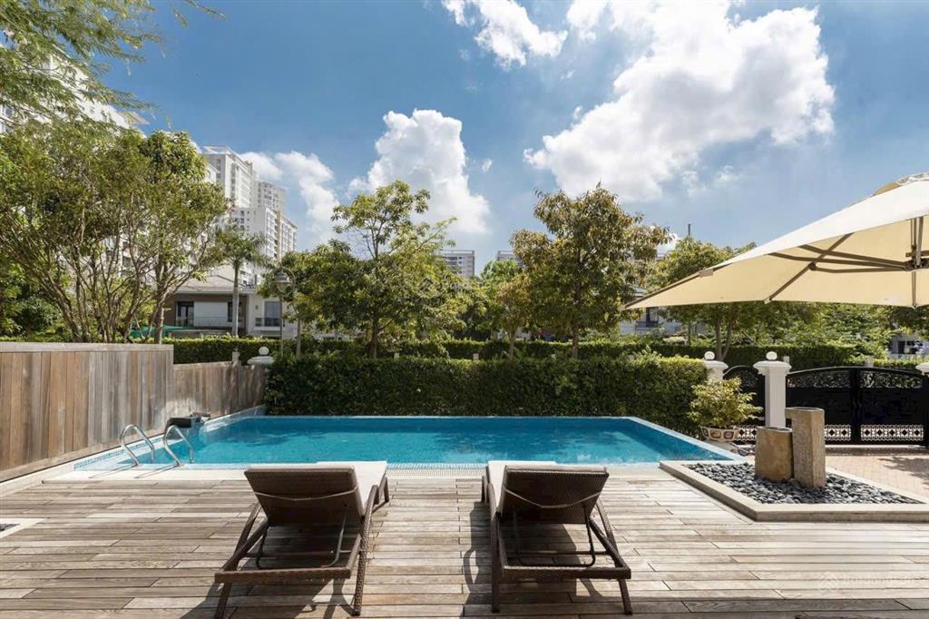 Nổi bật! cho thuê dinh thự xd 675m2 có hồ bơi riêng  full nội thất tại khu chateau pmh