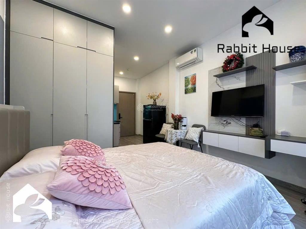 Cho thuê căn hộ ban công full nội thất cao cấp ngay cầu lê văn sỹ gần ga sài gòn, bờ kè hoàng sa