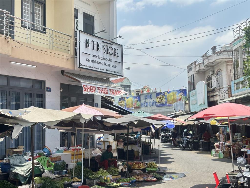 Chủ ngộp gửi bán lô đất  gốc 2 mt  100m2 sau lưng là công viên  đất tphcm