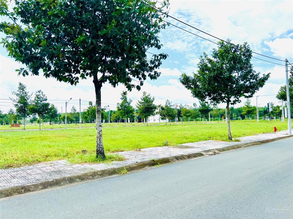 Chủ ngộp gửi bán lô đất  gốc 2 mt  100m2 sau lưng là công viên  đất tphcm