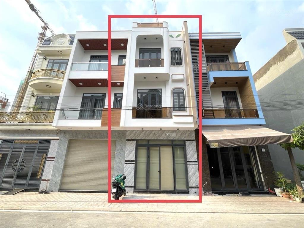 Bán nhà 3 lầu full nội thất gần vincom 550 dĩ an dt 67.5m2, ngang 4.5m giá bán 5.9 tỷ còn bớt