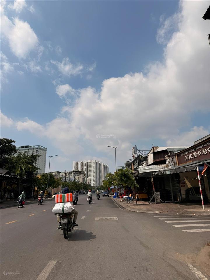 Mtkd tô hiệu  106m2  4 tầng  đường 20m, lề 6m  giá tốt