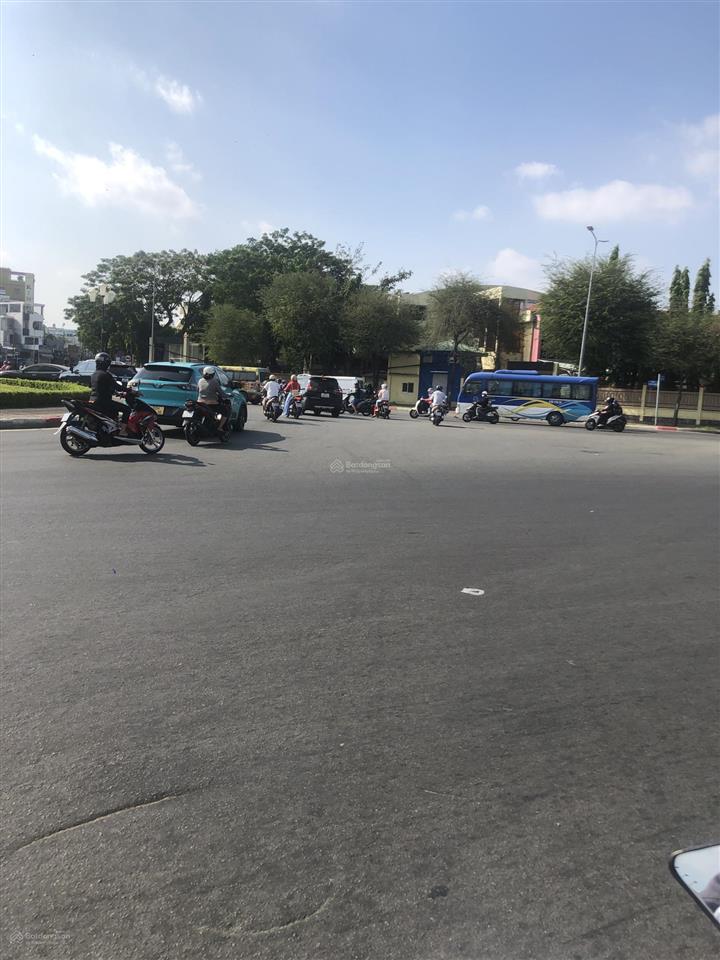 Chủ gáp bángần mt nguyễn văn luông  q.6  xe hơi vô nhà  gần vòng xoay phú lâm  70m2