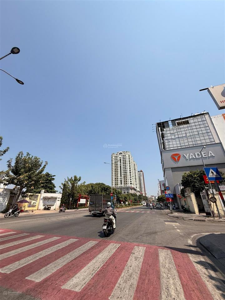 Nhà đẹp 3 tầng  xe hơi ngủ nhà lê đại hành hiếm