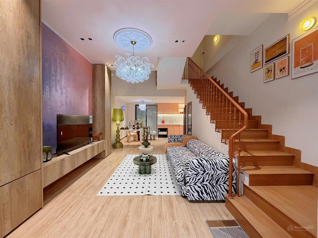 Nhà mới 100% đầy đủ nội thất vào liền . gần biển nguyễn tất thành , trường học, chợ,.cho nước ngoai