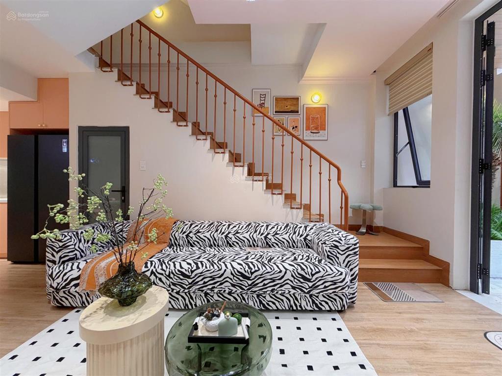 Nhà mới 100% đầy đủ nội thất vào liền . gần biển nguyễn tất thành , trường học, chợ,.cho nước ngoai