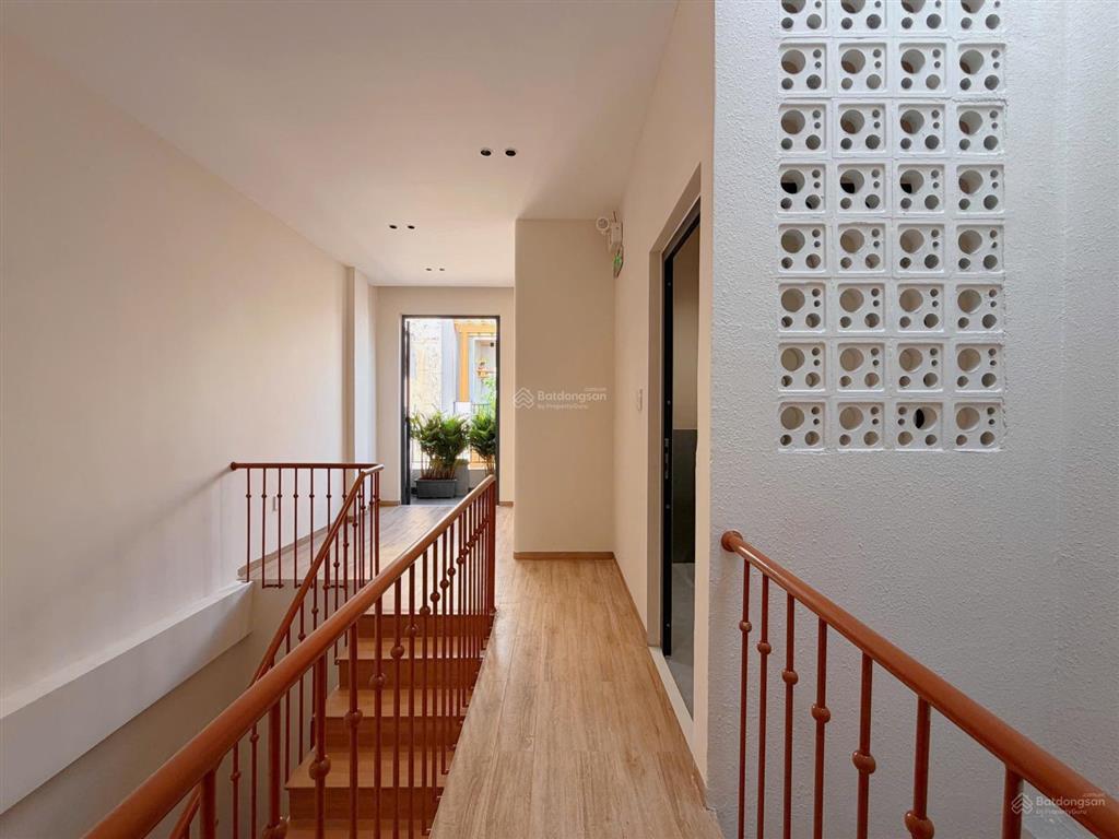Nhà mới 100% đầy đủ nội thất vào liền . gần biển nguyễn tất thành , trường học, chợ,.cho nước ngoai
