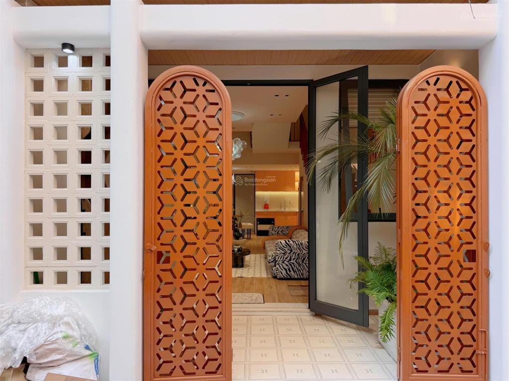 Nhà mới 100% đầy đủ nội thất vào liền . gần biển nguyễn tất thành , trường học, chợ,.cho nước ngoai