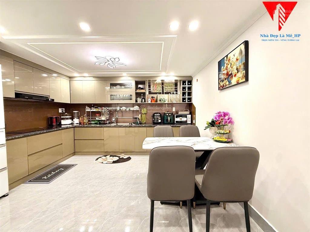 Căn nhà phố chợ hàng tải 5 tạ đỗ cửa, ngõ thông