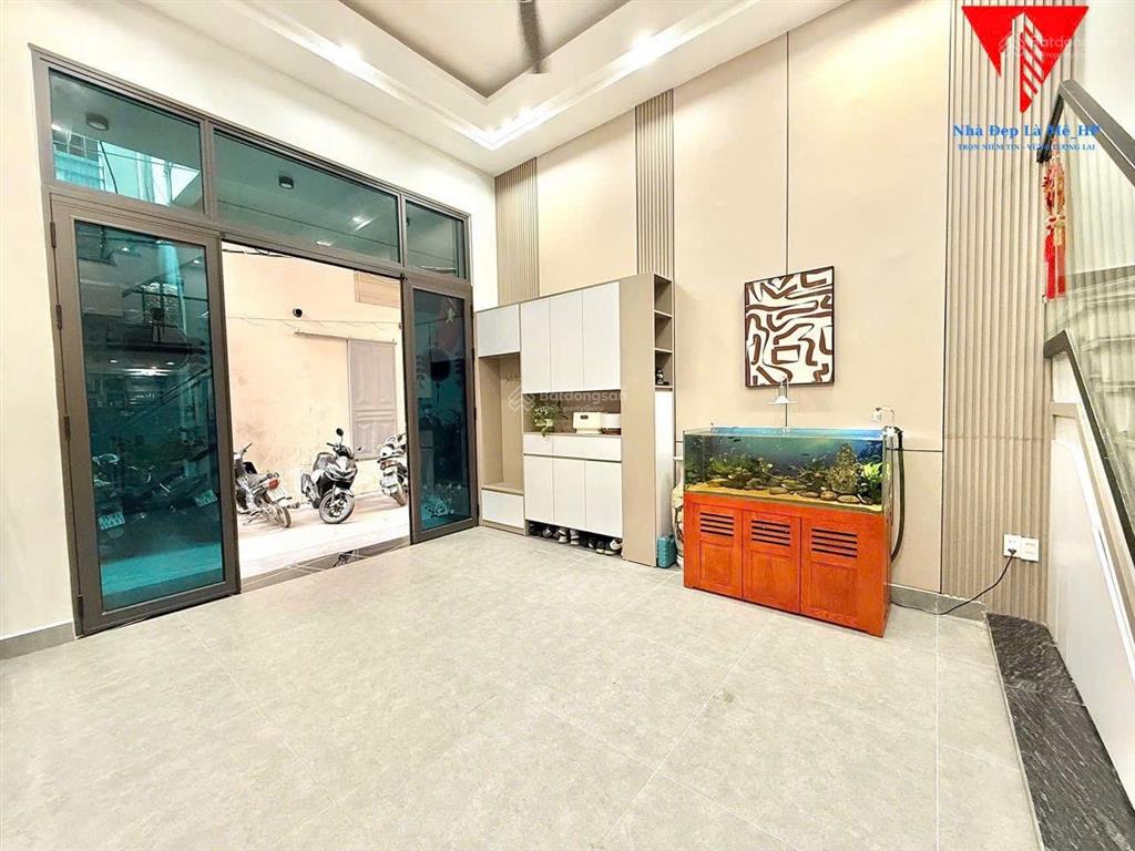 Căn nhà phố chợ hàng tải 5 tạ đỗ cửa, ngõ thông