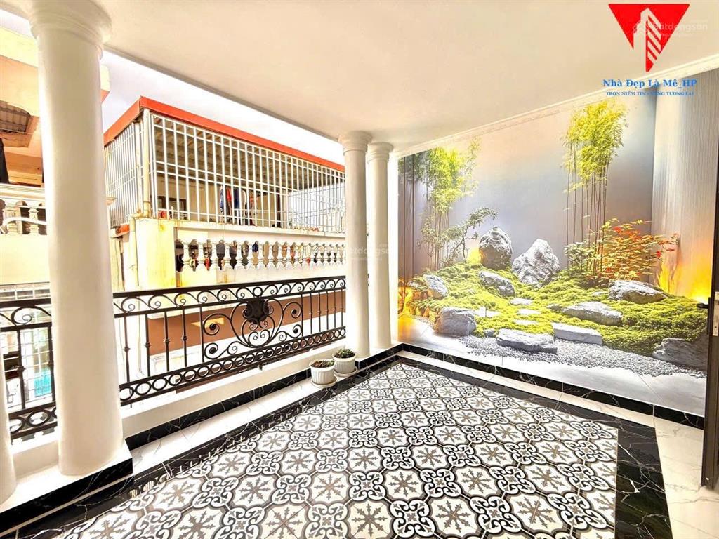 Căn nhà phố chợ hàng tải 5 tạ đỗ cửa, ngõ thông