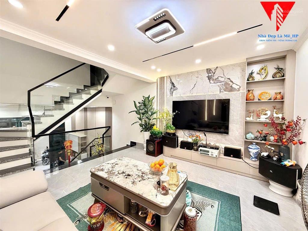 Căn nhà phố chợ hàng tải 5 tạ đỗ cửa, ngõ thông
