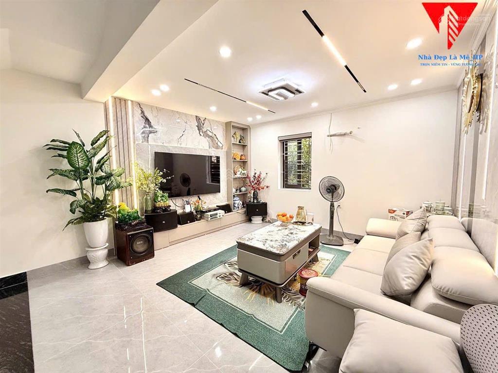 Căn nhà phố chợ hàng tải 5 tạ đỗ cửa, ngõ thông
