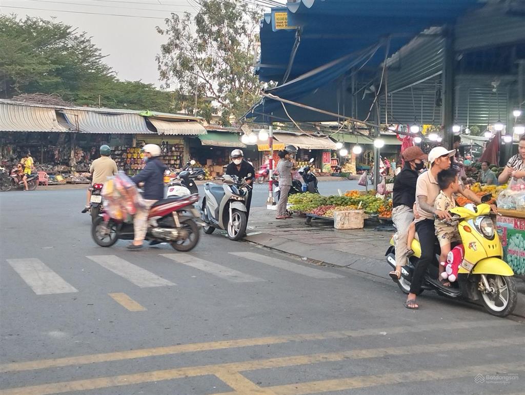 Bán nhà cấp 4 có gác lửng, sát chợ kcn sóng thần, phường dĩ an, dt 48m2, sổ đỏ giá 2,7tỷ hẻm xe hơi