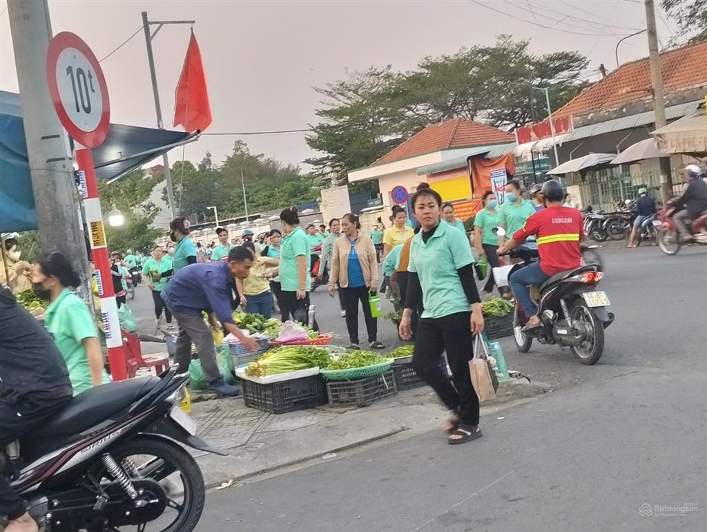 Bán nhà cấp 4 có gác lửng, sát chợ kcn sóng thần, phường dĩ an, dt 48m2, sổ đỏ giá 2,7tỷ hẻm xe hơi