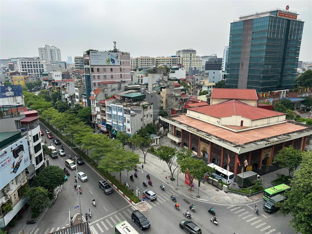 Cho thuê tòa nhà 9 tầng 240m2 mới hoàn thiện góc ngã 4 kim mã, giang văn minh