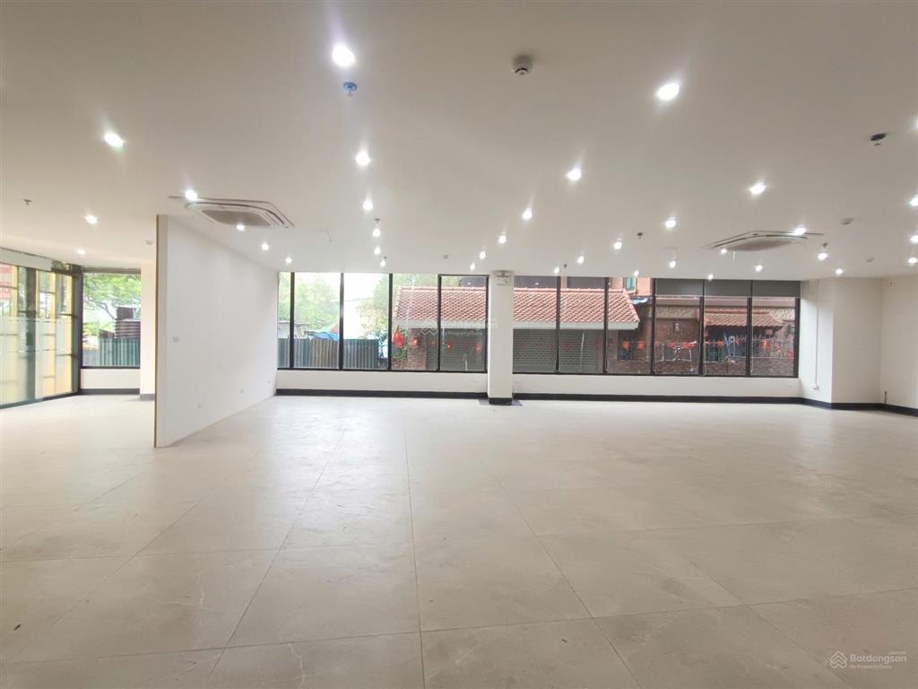 Chính chủ cho thuê tầng 1 200m, mặt tiền 10m, đường 25m, đối diện hồ thanh liệt