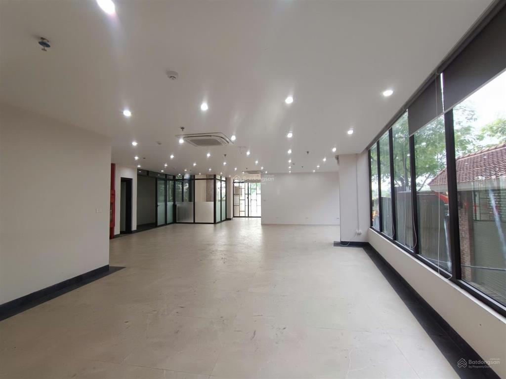 Chính chủ cho thuê tầng 1 200m, mặt tiền 10m, đường 25m, đối diện hồ thanh liệt