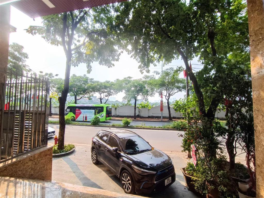 Chính chủ cho thuê tầng 1 200m, mặt tiền 10m, đường 25m, đối diện hồ thanh liệt